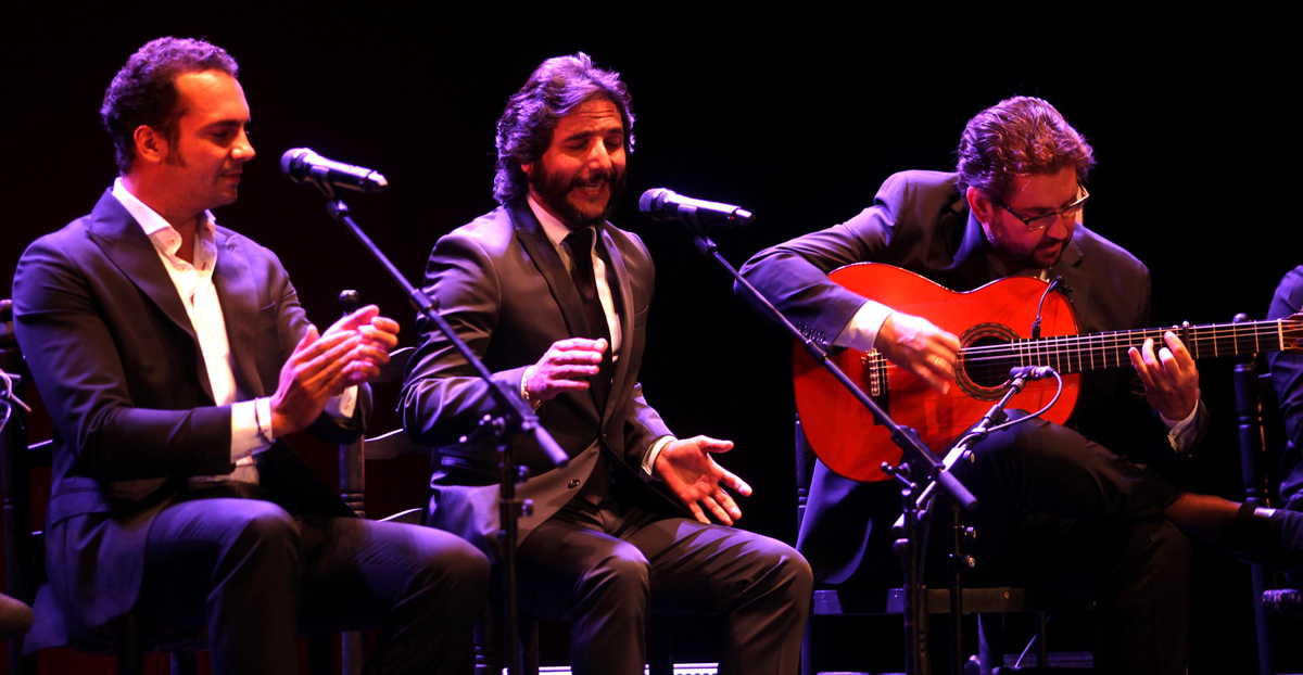 Antonio Reyes, flanqueado por Jesús Méndez y Antonio Higuero