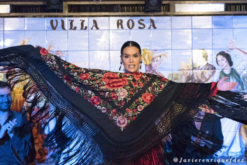 Bailaora con mantón Tablao Villa Rosa